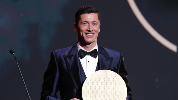 Bayern Munich's Robert Lewandowski with the Striker of the Year Trophy - Sputnik International