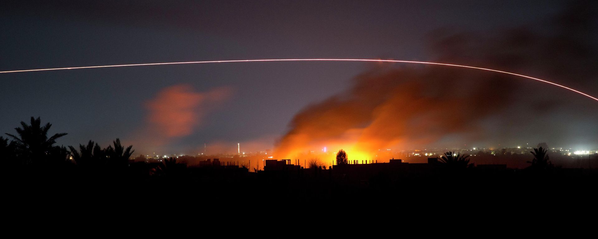 Tracer fire lights up the night sky as U.S.-backed Syrian Democratic Forces (SDF) fire on the Islamic State militant-held village of Baghouz, Syria, Tuesday, March 12, 2019. Tracer fire lights up the night sky as U.S.-backed Syrian Democratic Forces (SDF) fire on the Islamic State militant-held village of Baghouz, Syria, Tuesday, March 12, 2019. - Sputnik International, 1920, 29.11.2021