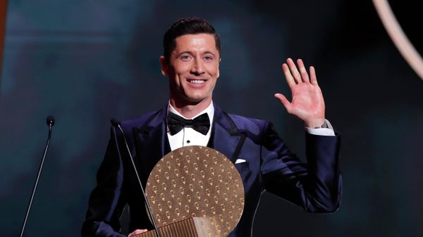 Bayern Munich's Robert Lewandowski with the Striker of the Year Trophy - Sputnik International