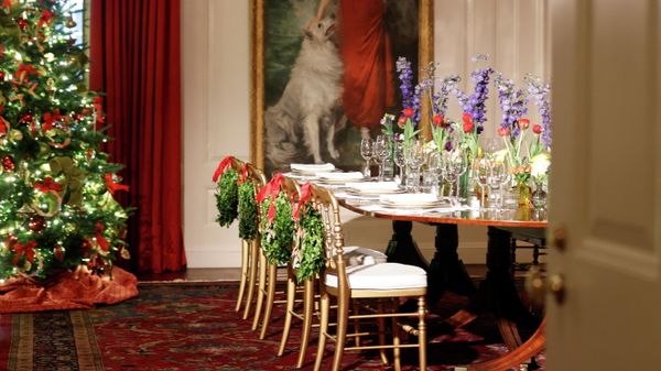 A portrait of former first lady Grace Coolidge overlooks a table set with the Obama china and Christmas decorations in the China Room ahead of holiday receptions by U.S. President Joe Biden and first lady Jill Biden in Washington - Sputnik International