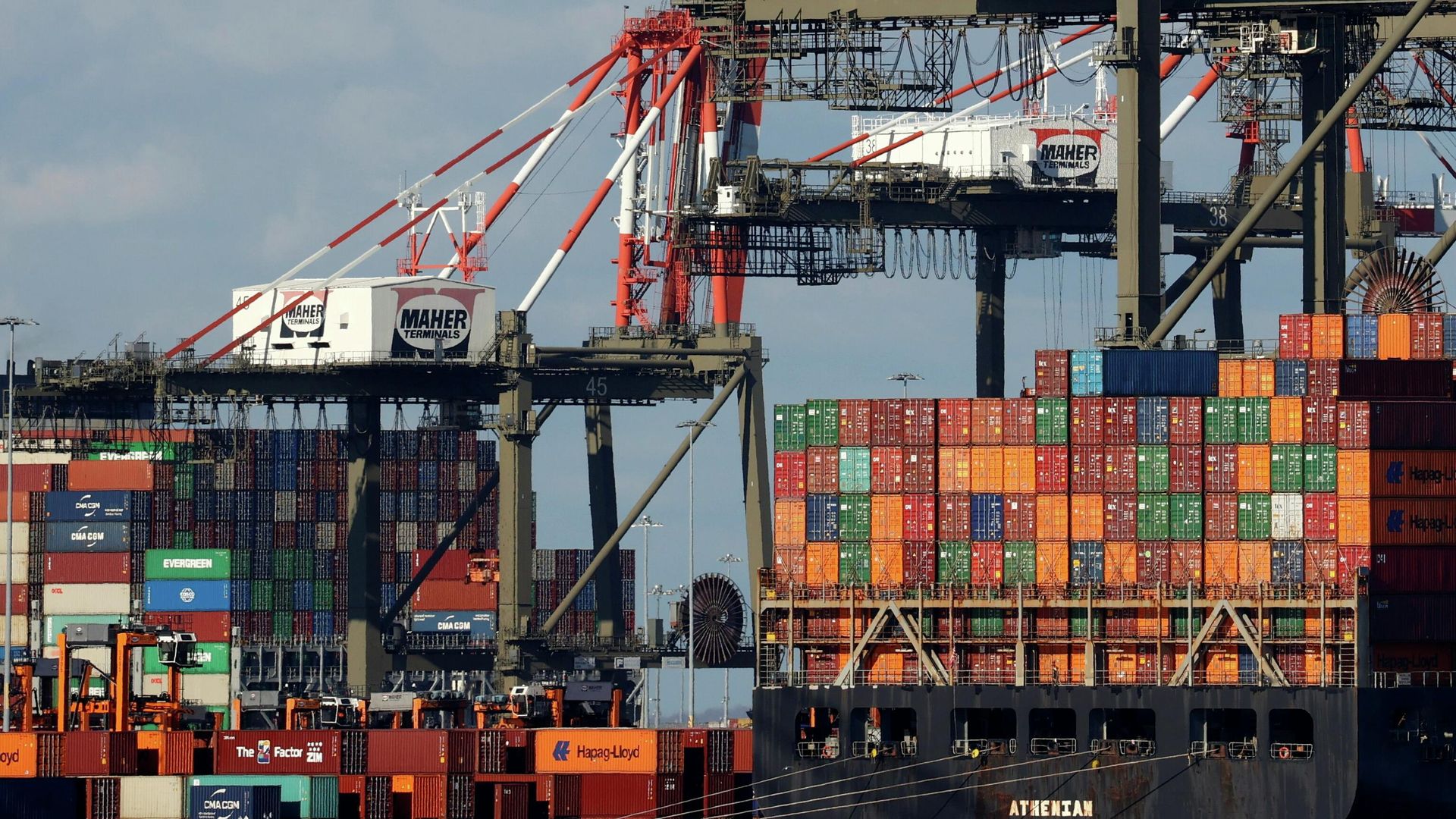 A ship stacked with shipping containers is unloaded on a pier at Port Newark, New Jersey, U.S., November 19, 2021. A ship stacked with shipping containers is unloaded on a pier at Port Newark, New Jersey, U.S., November 19, 2021. - Sputnik International, 1920, 30.11.2021