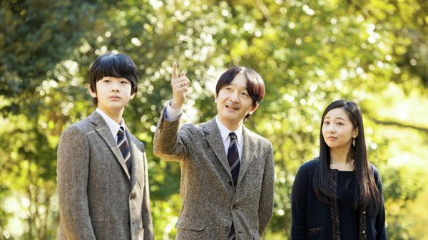 Japan's Crown Prince Akishino strolls with his son Prince Hisahito and his daughter Kako in the garden of their Akasaka imperial property residence in Tokyo, Japan, ahead of his 56th birthday on November 30, 2021, in this November 12, 2021 photograph taken and provided by the Imperial Household Agency of Japan.  - Sputnik International