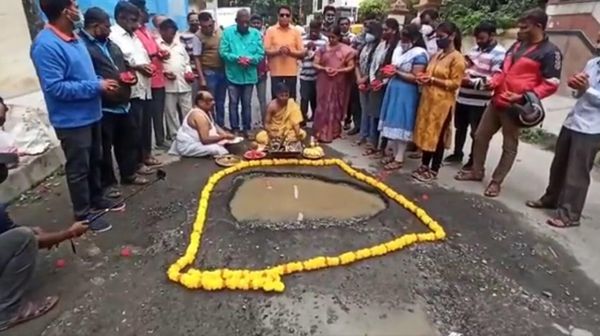 Frustrated by potholes & craters, citizens invoke gods. Puja on Campbell Road by Bharathinagar Residents Forum Frustrated by potholes & craters, citizens invoke gods. Puja on Campbell Road by Bharathinagar Residents Forum - Sputnik International