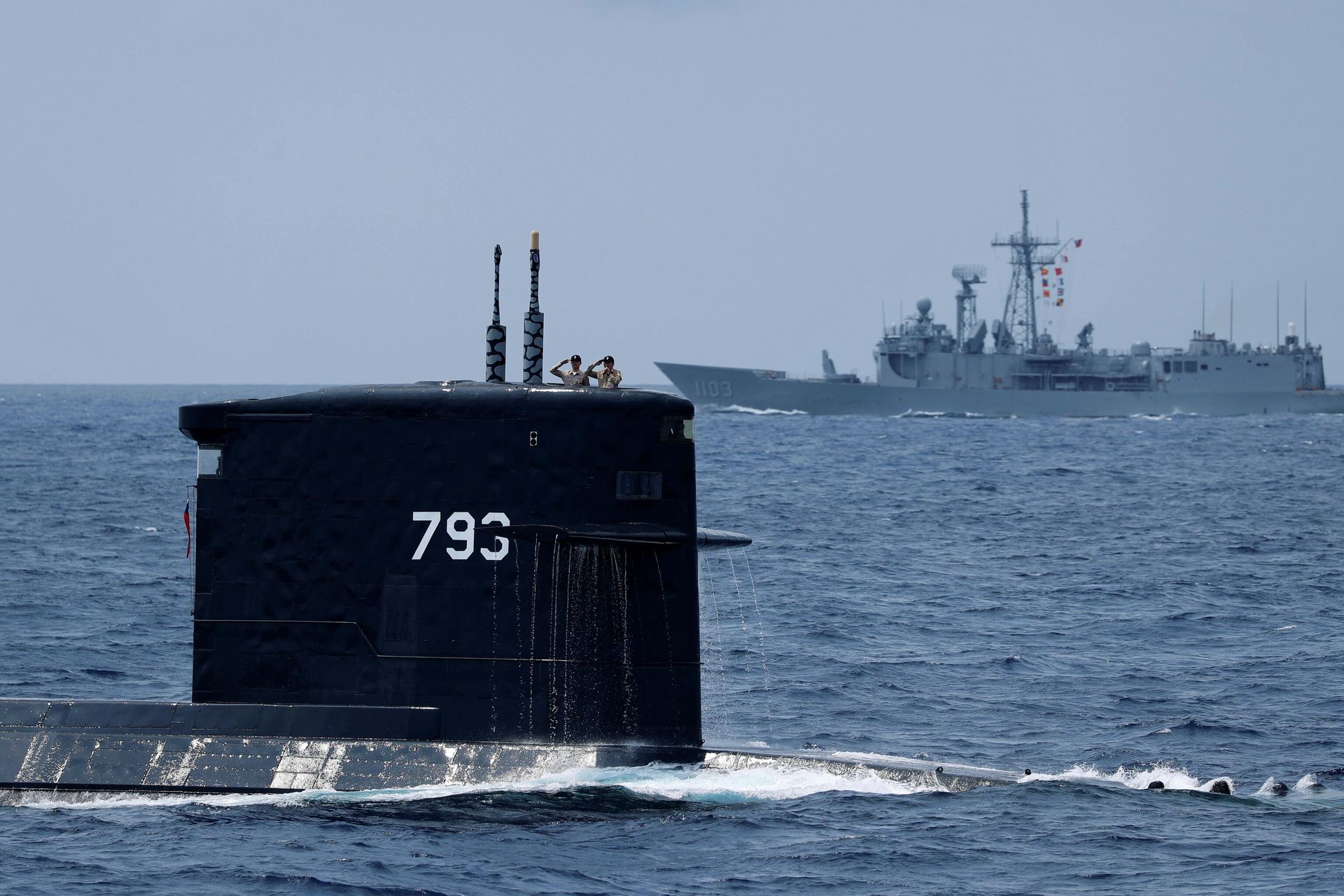 he Hai Lung SS-793 diesel-electric submarine emerges from underwater during a drill near Yilan naval base, Taiwan April 13, 2018 - Sputnik International, 1920, 06.12.2021