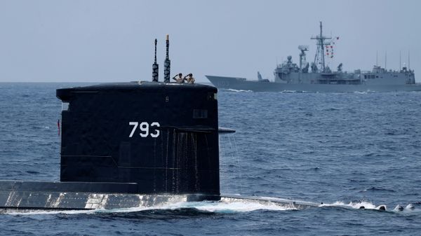 he Hai Lung SS-793 diesel-electric submarine emerges from underwater during a drill near Yilan naval base, Taiwan April 13, 2018 - Sputnik International