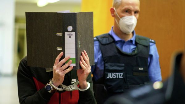 Iraqi defendant Taha Al-J. covers his face as he arrives before his verdict in a courtroom in Frankfurt, Germany, November 30, 2021.  - Sputnik International