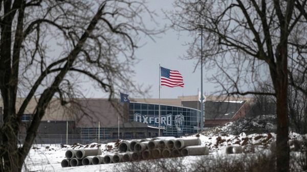 View of the school grounds as emergency personnel respond to the scene of a deadly shooting where at least three were killed and six were wounded at a high school in Oxford, Michigan, about 35 miles (55 km) north of Detroit, U.S., November 30, 2021. - Sputnik International