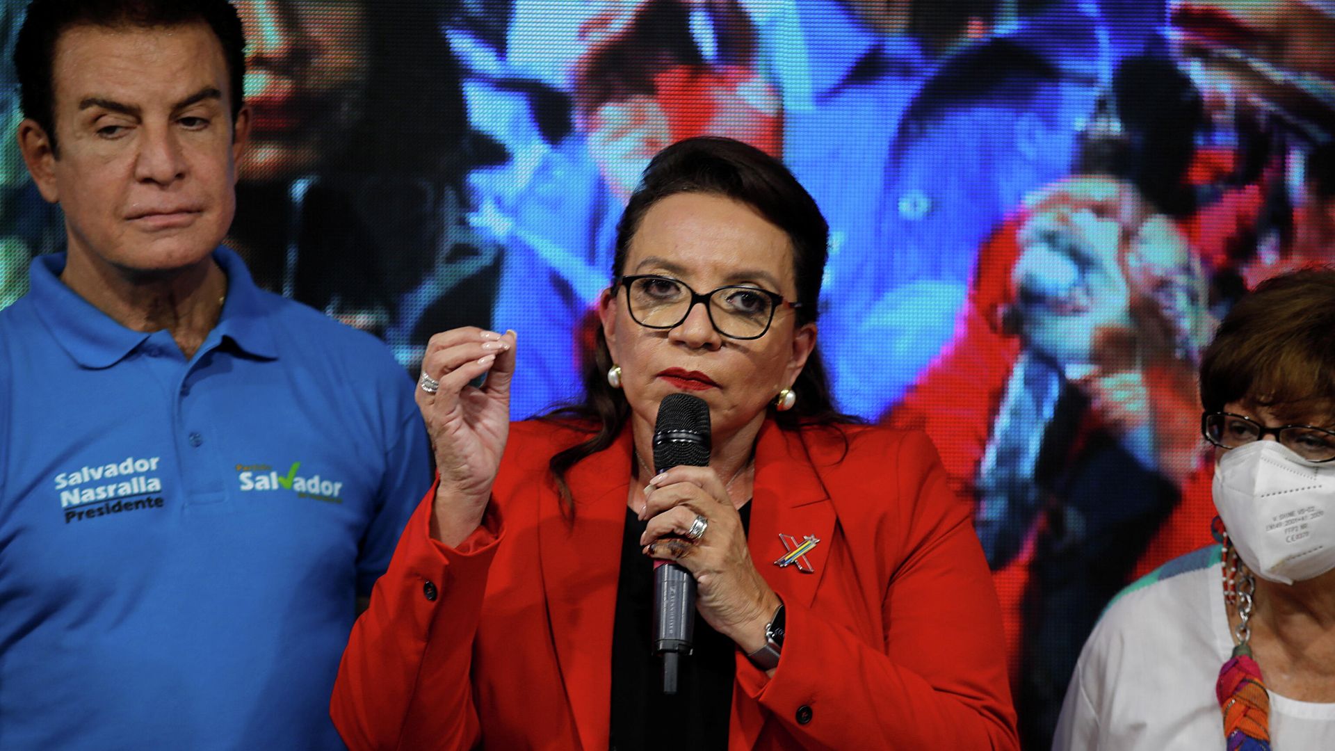 Xiomara Castro, presidential candidate of the Liberty and Refoundation Party (LIBRE), gives a statement after the closing of the general election in Tegucigalpa, Honduras, November 28, 2021. At left is vice presidential candidate Salvador Nasrala. Xiomara Castro, presidential candidate of the Liberty and Refoundation Party (LIBRE), gives a statement after the closing of the general election in Tegucigalpa, Honduras, November 28, 2021. At left is vice presidential candidate Salvador Nasrala. - Sputnik International, 1920, 10.12.2021