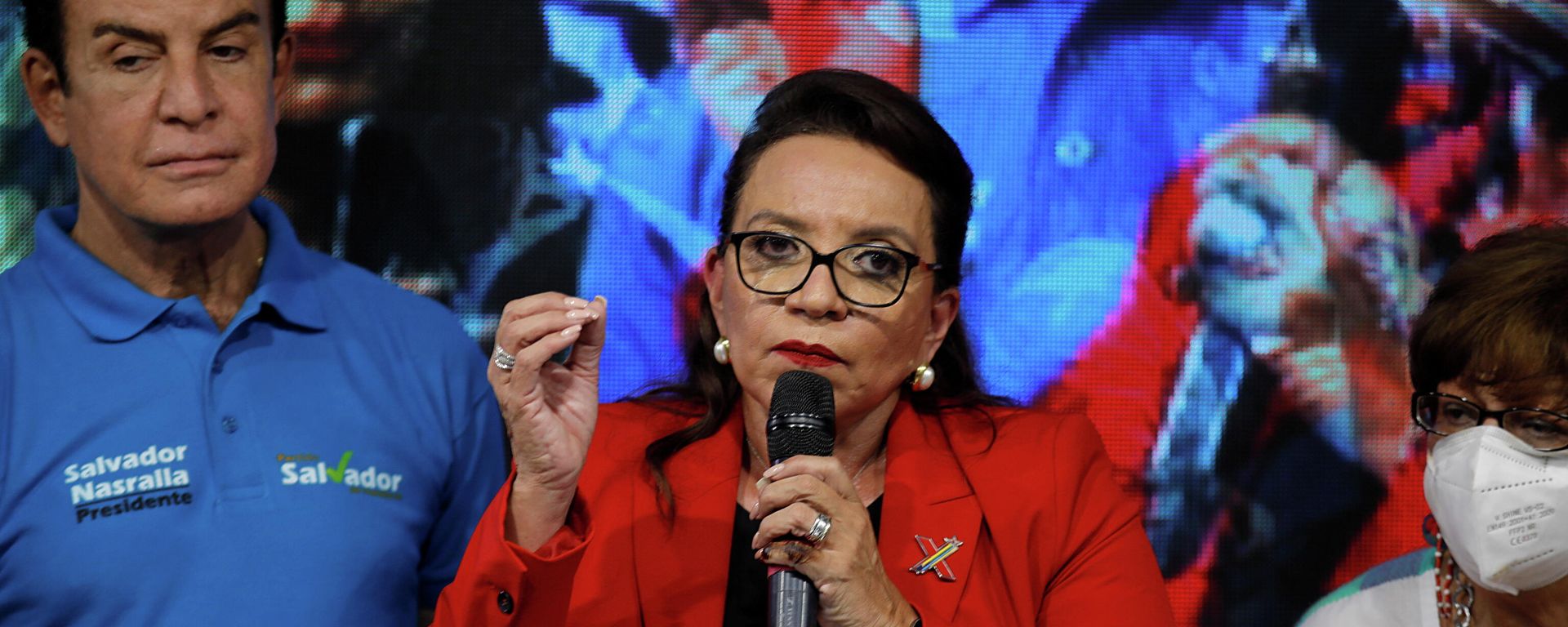 Xiomara Castro, presidential candidate of the Liberty and Refoundation Party (LIBRE), gives a statement after the closing of the general election in Tegucigalpa, Honduras, November 28, 2021. At left is vice presidential candidate Salvador Nasrala. - Sputnik International, 1920, 01.12.2021