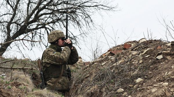 FILE - In this April 12, 2021, file photo, Ukrainian soldier watches through a periscope at fighting positions near Donetsk, Ukraine - Sputnik International