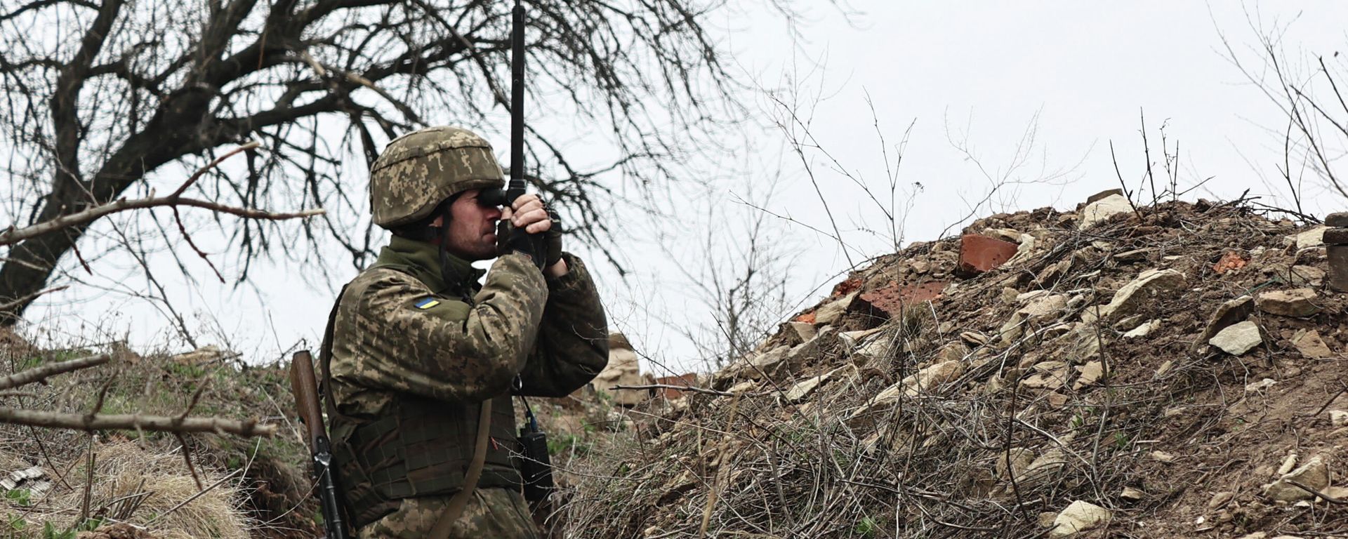 FILE - In this April 12, 2021, file photo, Ukrainian soldier watches through a periscope at fighting positions near Donetsk, Ukraine FILE - In this April 12, 2021, file photo, Ukrainian soldier watches through a periscope at fighting positions near Donetsk, Ukraine - Sputnik International, 1920, 24.02.2022