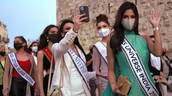 Contestants of the Miss Universe pageant take a selfie during a visit to the Tower of David Museum in the ancient citadel of Jerusalem near the Jaffa Gate entrance to Jerusalem's Old City, on 30 November 2021.  - Sputnik International