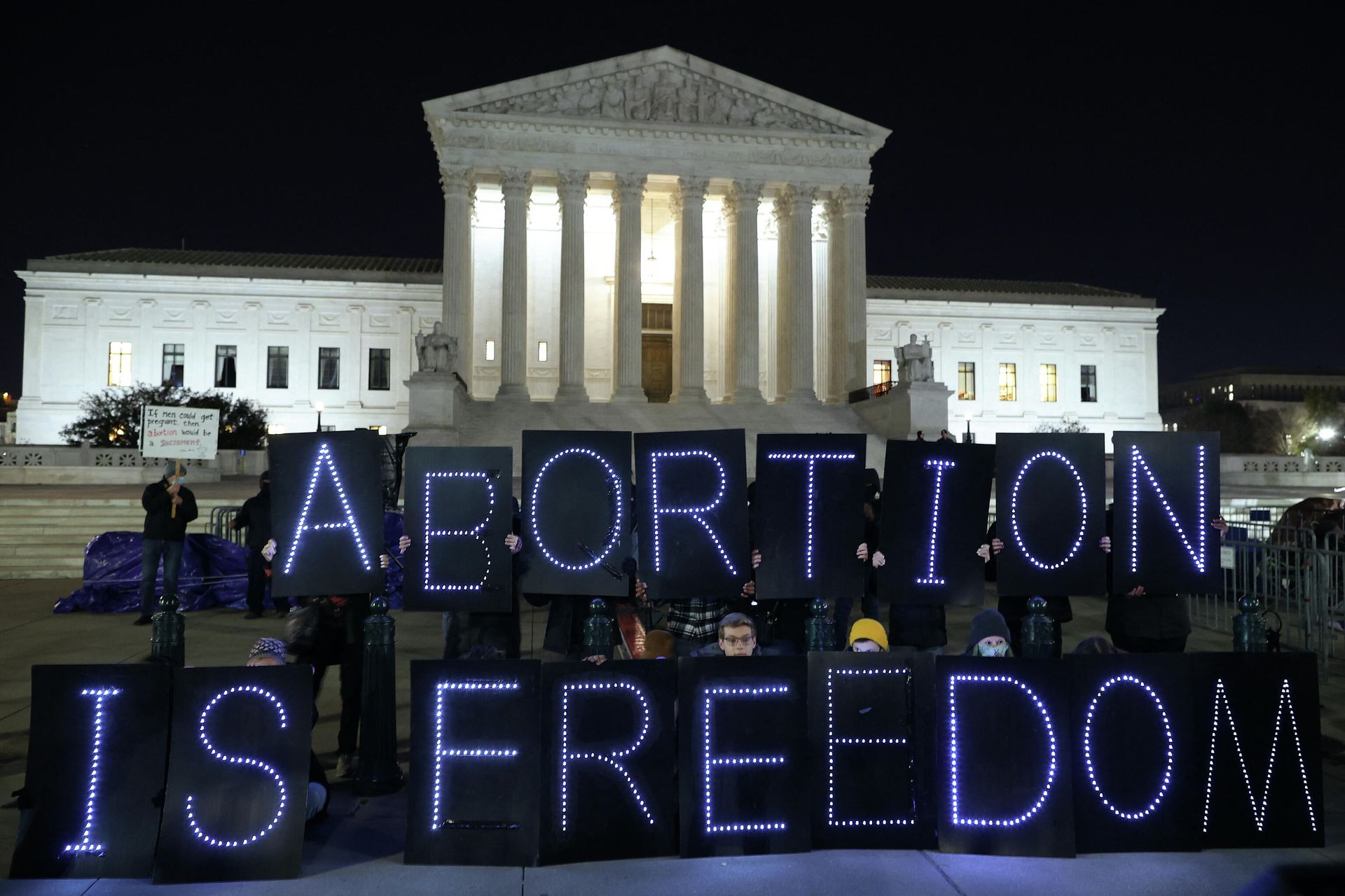 WASHINGTON, DC - NOVEMBER 30: Abortion rights activists from UltraViolet organize a light brigade outside the U.S. Supreme Court on November 30, 2021 in Washington, DC. WASHINGTON, DC - NOVEMBER 30: Abortion rights activists from UltraViolet organize a light brigade outside the U.S. Supreme Court on November 30, 2021 in Washington, DC. - Sputnik International, 1920, 23.12.2021