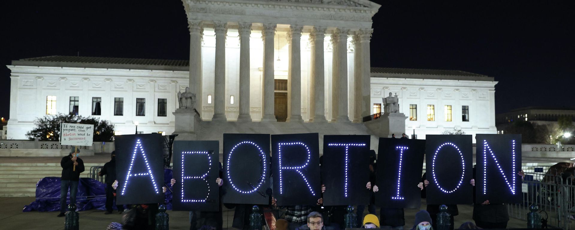 WASHINGTON, DC - NOVEMBER 30: Abortion rights activists from UltraViolet organize a light brigade outside the U.S. Supreme Court on November 30, 2021 in Washington, DC. WASHINGTON, DC - NOVEMBER 30: Abortion rights activists from UltraViolet organize a light brigade outside the U.S. Supreme Court on November 30, 2021 in Washington, DC. - Sputnik International, 1920, 01.12.2021