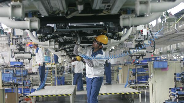 A worker tightens bolts of a Maruti Suzuki Swift diesel car at the newly inaugurated forth car assembly plant at their manufacturing facility in Manesar, 50 kilometers (31 miles) south of New Delhi, India (File) - Sputnik International