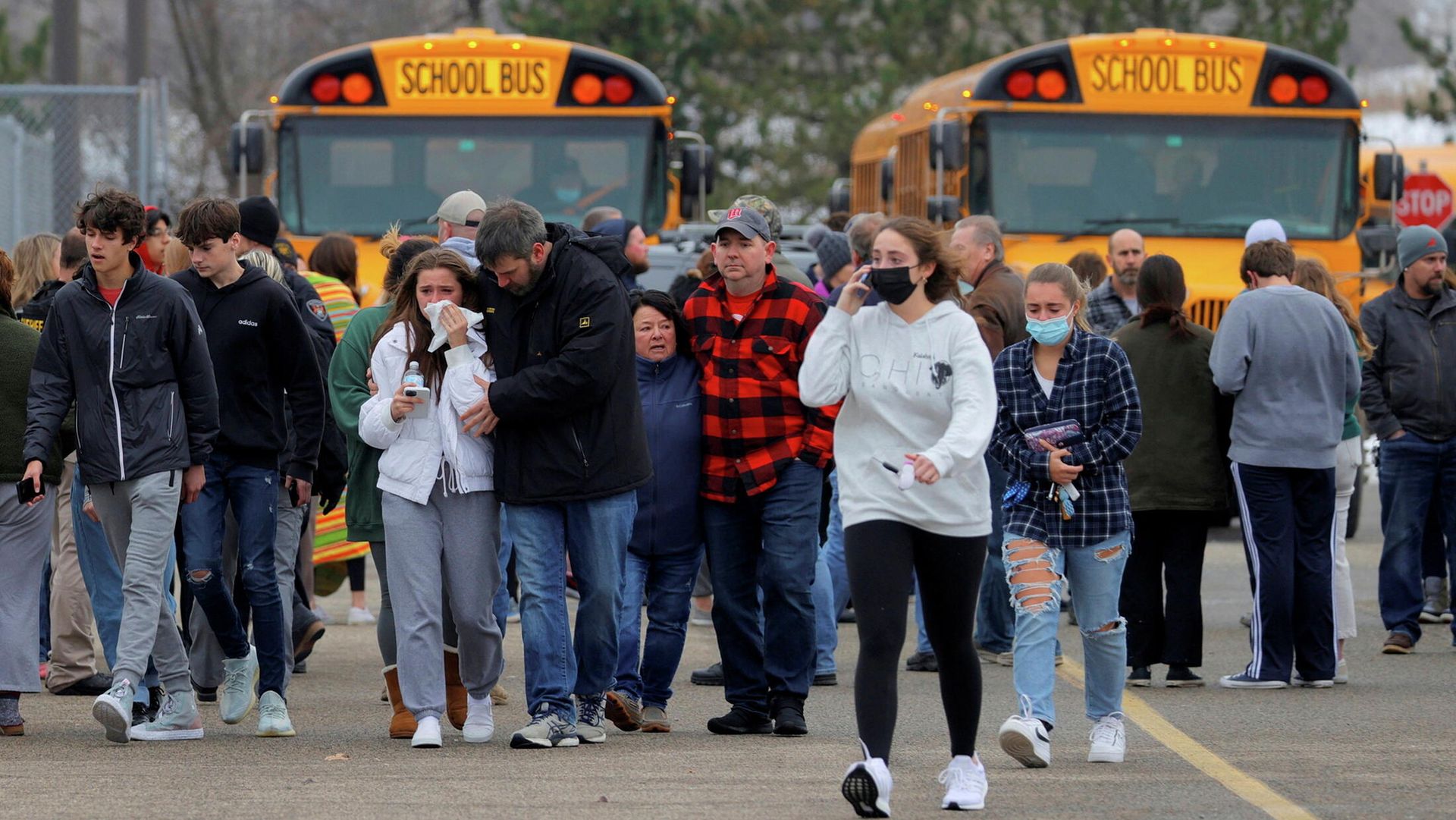 Parents walk away with their kids from the Meijer's parking lot where many students gathered following an active shooter situation at Oxford High School in Oxford, Michigan, U.S. November 30, 2021 Parents walk away with their kids from the Meijer's parking lot where many students gathered following an active shooter situation at Oxford High School in Oxford, Michigan, U.S. November 30, 2021 - Sputnik International, 1920, 03.12.2021