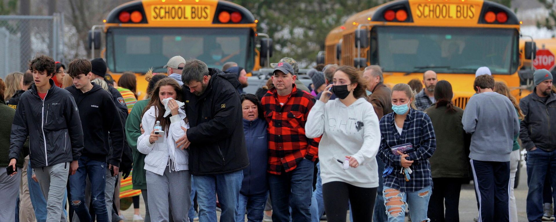 Parents walk away with their kids from the Meijer's parking lot where many students gathered following an active shooter situation at Oxford High School in Oxford, Michigan, U.S. November 30, 2021 Parents walk away with their kids from the Meijer's parking lot where many students gathered following an active shooter situation at Oxford High School in Oxford, Michigan, U.S. November 30, 2021 - Sputnik International, 1920, 01.12.2021