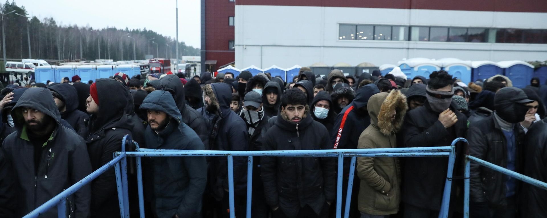 Migrants queue to receive food at the transport and logistics centre Bruzgi on the Belarusian-Polish border, in the Grodno region, Belarus November 26, 2021 Migrants queue to receive food at the transport and logistics centre Bruzgi on the Belarusian-Polish border, in the Grodno region, Belarus November 26, 2021 - Sputnik International, 1920, 01.12.2021