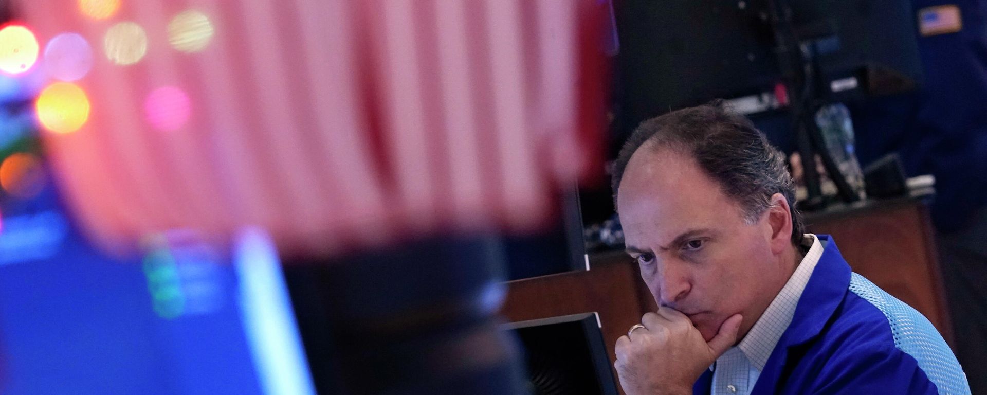 Trader James Conti works on the floor of the New York Stock Exchange, Wednesday, Dec. 1, 2021. Wall Street has investors on another roller-coaster ride Wednesday, as an early stock market rally lost steam in afternoon trading. Trader James Conti works on the floor of the New York Stock Exchange, Wednesday, Dec. 1, 2021. Wall Street has investors on another roller-coaster ride Wednesday, as an early stock market rally lost steam in afternoon trading. - Sputnik International, 1920, 04.11.2023