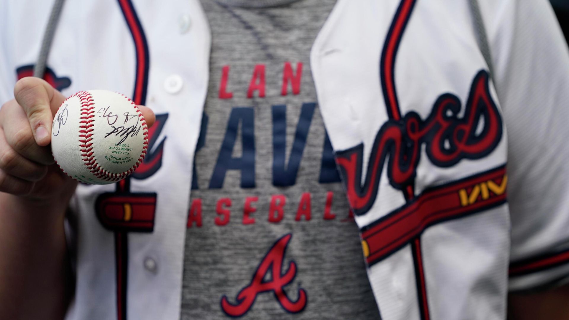 Nov 2, 2021; Houston, TX, USA; A fan of the Atlanta Braves holds up an autographed baseball before game six of the 2021 World Series between the Houston Astros and the Atlanta Braves at Minute Maid Park. Nov 2, 2021; Houston, TX, USA; A fan of the Atlanta Braves holds up an autographed baseball before game six of the 2021 World Series between the Houston Astros and the Atlanta Braves at Minute Maid Park. - Sputnik International, 1920, 02.12.2021