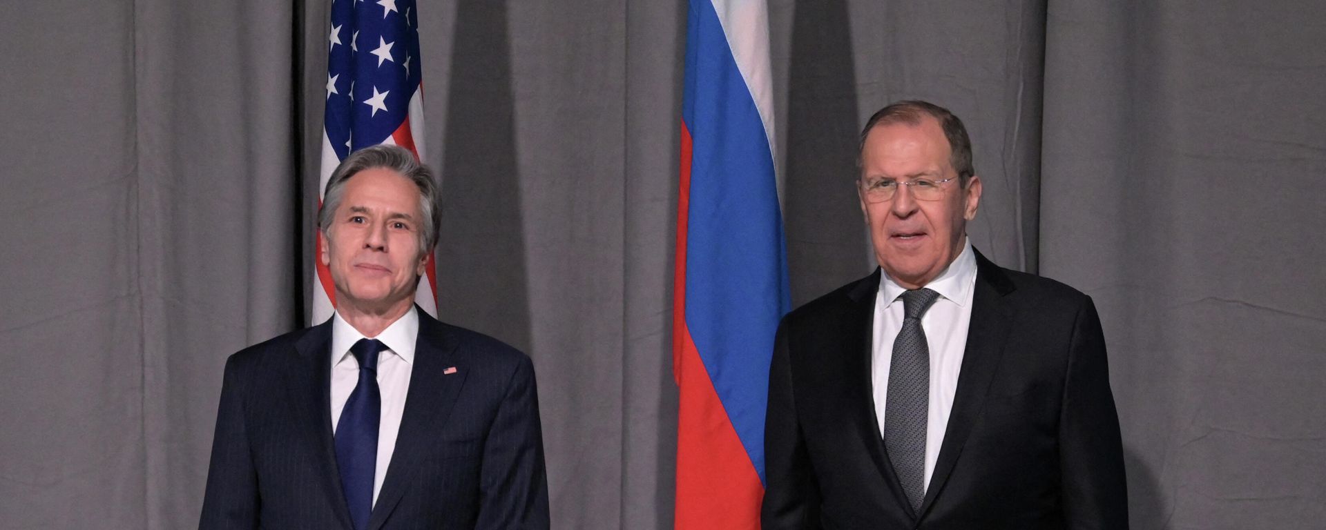 US Secretary of State Antony Blinken (L) and Russian Foreign Minister Sergei Lavrov pose for journalists at the start of their meeting on the sidelines of the Organization for Security and Co-operation in Europe (OSCE) meeting in Stockholm, on December 2, 2021. - Sputnik International, 1920, 03.03.2023