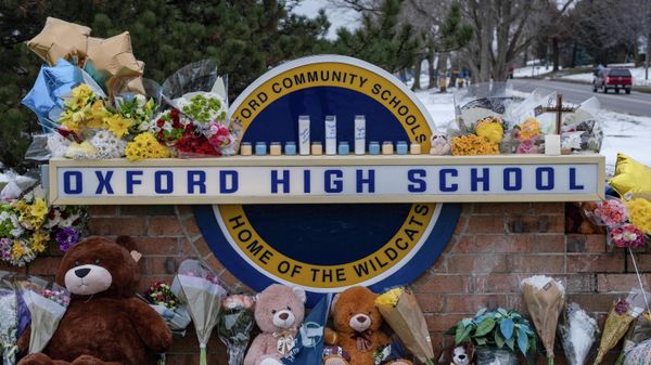 A memorial is seen at Oxford High school, a day after a shooting that left four dead and eight injured, in Oxford, Michigan. December 1, 2021. - Sputnik International