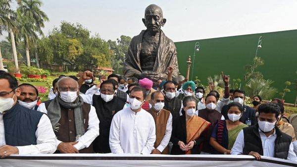 India's Congress party leaders Sonia Gandhi (4R) and her son Rahul Gandhi (5L) along with other party members take part in a protest against the central government's agricultural reform laws during the winter session of the parliament in New Delhi on November 29, 2021 - Sputnik International