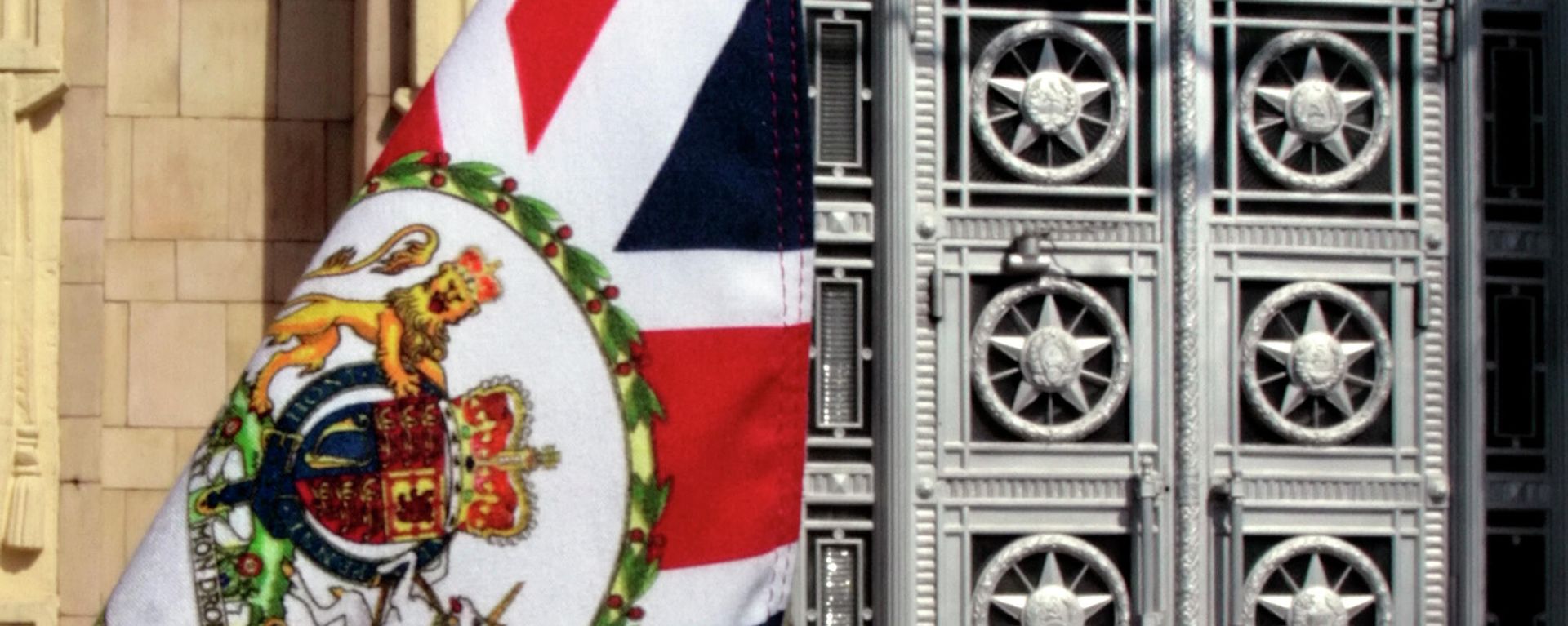 A British flag bearing a royal crest seen on the official car of the British Ambassador , as it stands in front of the Russian Foreign Ministry in Moscow (File) - Sputnik International, 1920, 02.12.2021