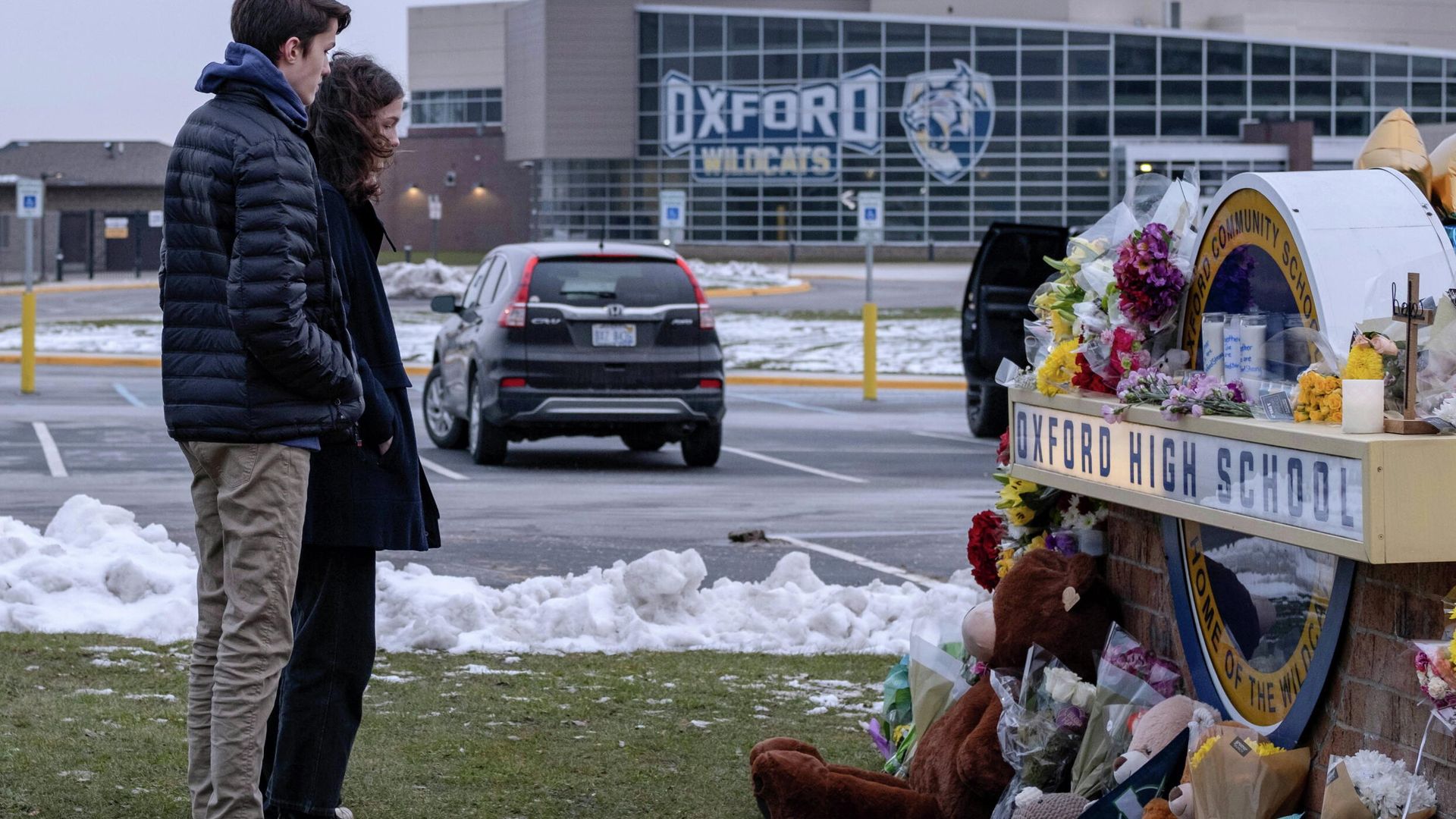 Students pay their respects at a memorial at Oxford High School a day after the year's deadliest U.S. school shooting which killed and injured several people, in Oxford, Michigan, U.S. December 1, 2021 Students pay their respects at a memorial at Oxford High School a day after the year's deadliest U.S. school shooting which killed and injured several people, in Oxford, Michigan, U.S. December 1, 2021 - Sputnik International, 1920, 02.12.2021