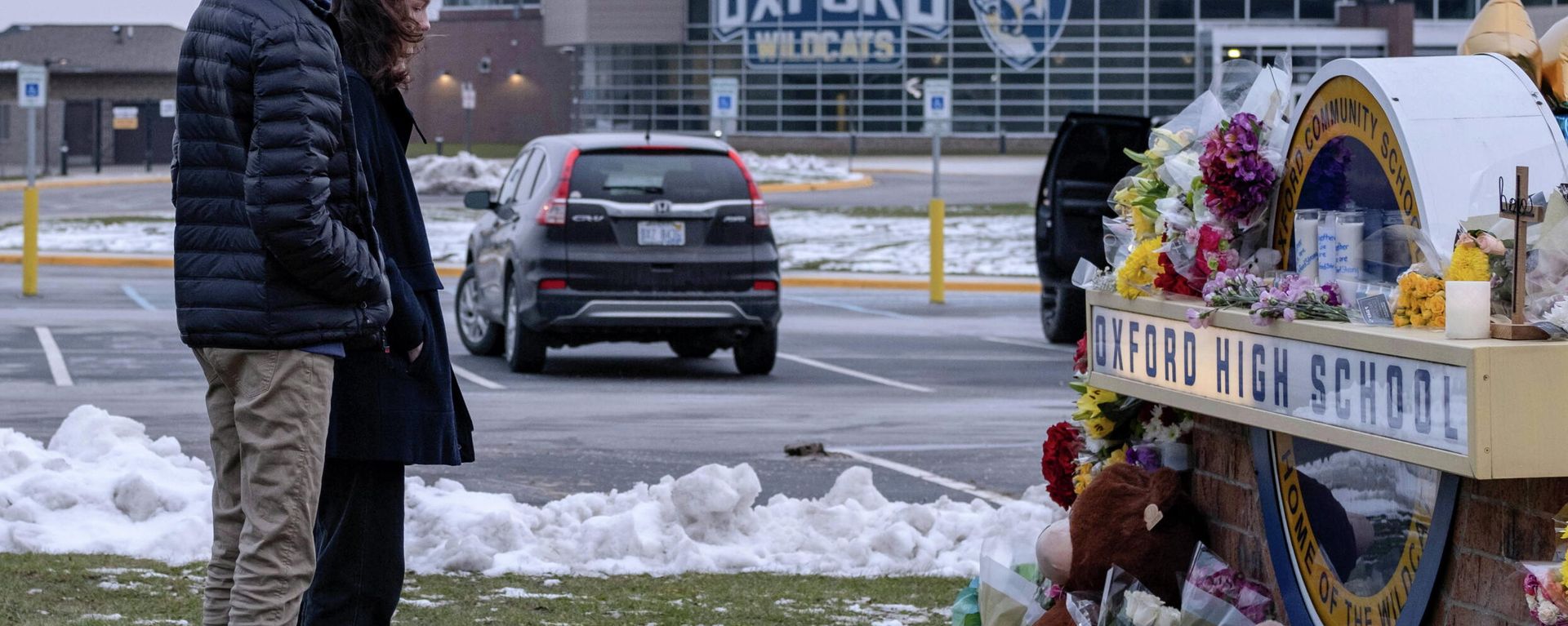 Students pay their respects at a memorial at Oxford High School a day after the year's deadliest U.S. school shooting which killed and injured several people, in Oxford, Michigan, U.S. December 1, 2021 Students pay their respects at a memorial at Oxford High School a day after the year's deadliest U.S. school shooting which killed and injured several people, in Oxford, Michigan, U.S. December 1, 2021 - Sputnik International, 1920, 02.12.2021