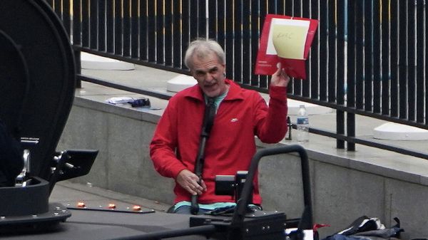 A man shows documents while holding a gun under his chin as he speaks with members of the NYPD outside the United Nations Headquarters in New York City, U.S., December 2, 2021.  - Sputnik International