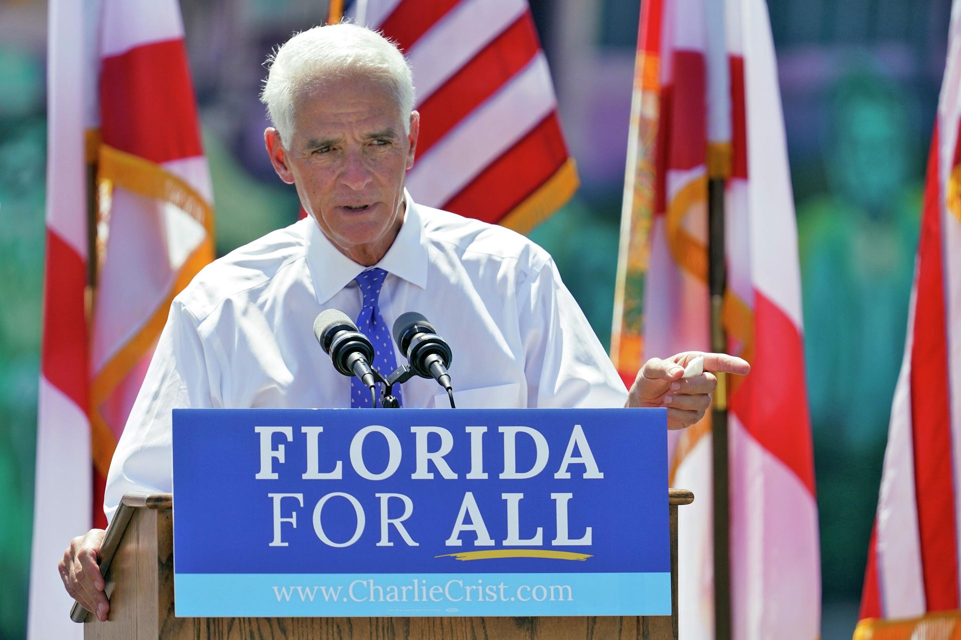 U.S. Rep. Charlie Crist, D-St. Petersburg, gestures while he speaks to supporters during a campaign rally as he announces his run for Florida governor Tuesday, May 4, 2021, in St. Petersburg, Fla. Crist, who served as Florida governor for a single term before running other offices, is seeking the state’s highest office once again — this time as a Democrat. U.S. Rep. Charlie Crist, D-St. Petersburg, gestures while he speaks to supporters during a campaign rally as he announces his run for Florida governor Tuesday, May 4, 2021, in St. Petersburg, Fla. Crist, who served as Florida governor for a single term before running other offices, is seeking the state’s highest office once again — this time as a Democrat. - Sputnik International, 1920, 03.12.2021