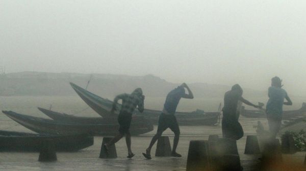 Indian fishermen prepare to leave the beach during rain and strong winds caused by cyclonic storm  near Gopalpur on the Bay of Bengal coast, Ganjam district, eastern Orissa state, India (Fille) - Sputnik International