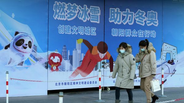 Residents wearing masks pass by propaganda boards promoting the upcoming Beijing Winter Olympics in Beijing, China, Monday, Nov. 22, 2021 - Sputnik International