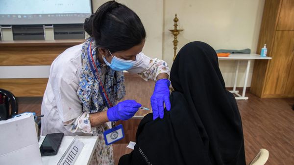 A woman receives Covishield COVID-19 vaccine at a vaccination center in Mumbai, India, Monday, Nov. 29, 2021 - Sputnik International