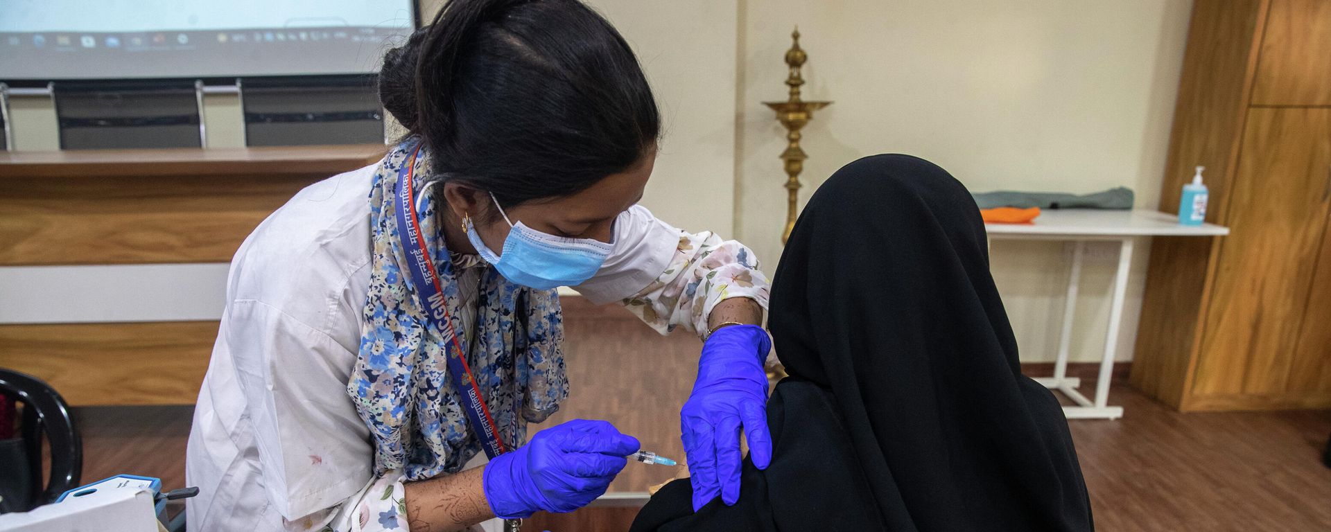 A woman receives Covishield COVID-19 vaccine at a vaccination center in Mumbai, India, Monday, Nov. 29, 2021 A woman receives Covishield COVID-19 vaccine at a vaccination center in Mumbai, India, Monday, Nov. 29, 2021 - Sputnik International, 1920, 03.12.2021
