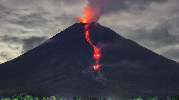 In this picture taken on 16 January 2021, lava is seen during an eruption of Mount Semeru in Lumajang, East Java. - Sputnik International