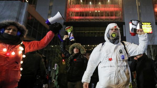 People take part in a protest following Dutch Prime Minister Mark Rutte's announcement of new measures to fight a record surge in coronavirus disease (COVID-19) infections, in The Hague, Netherlands, on 26 November 2021. - Sputnik International