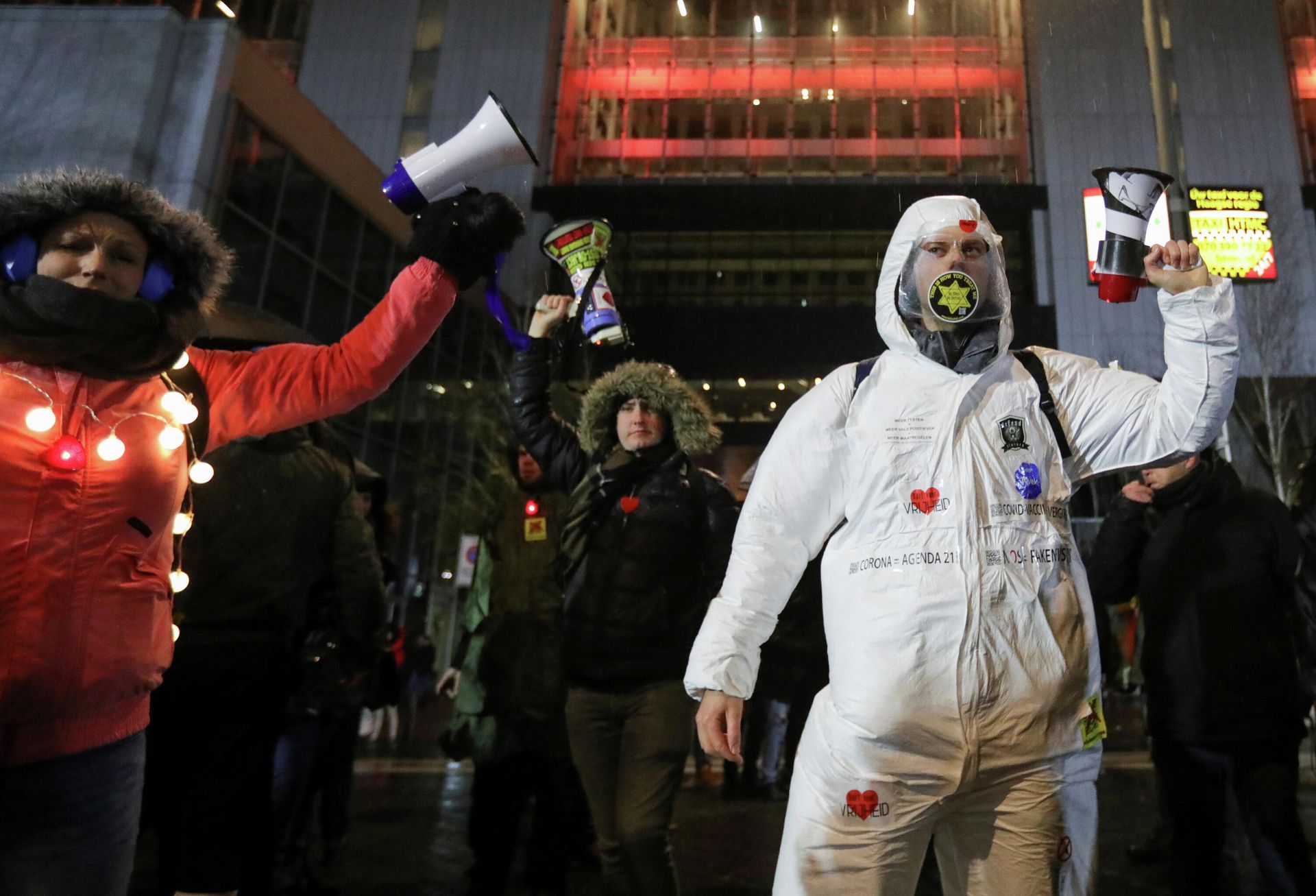 People take part in a protest following Dutch Prime Minister Mark Rutte's announcement of new measures to fight a record surge in coronavirus disease (COVID-19) infections, in The Hague, Netherlands, on 26 November 2021. - Sputnik International, 1920, 31.12.2021