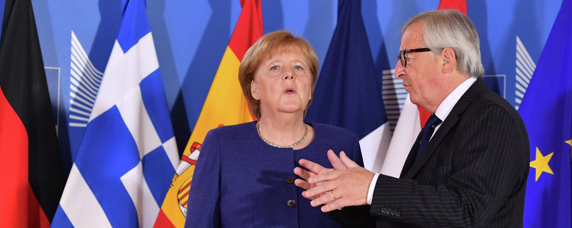 European Commission President Jean-Claude Juncker, right, speaks with German Chancellor Angela Merkel during an informal EU summit on migration at EU headquarters in Brussels, Sunday, June 24, 2018. (AP Photo/Geert Vanden Wijngaert, Pool) European Commission President Jean-Claude Juncker, right, speaks with German Chancellor Angela Merkel during an informal EU summit on migration at EU headquarters in Brussels, Sunday, June 24, 2018. (AP Photo/Geert Vanden Wijngaert, Pool) - Sputnik International, 1920, 04.12.2021