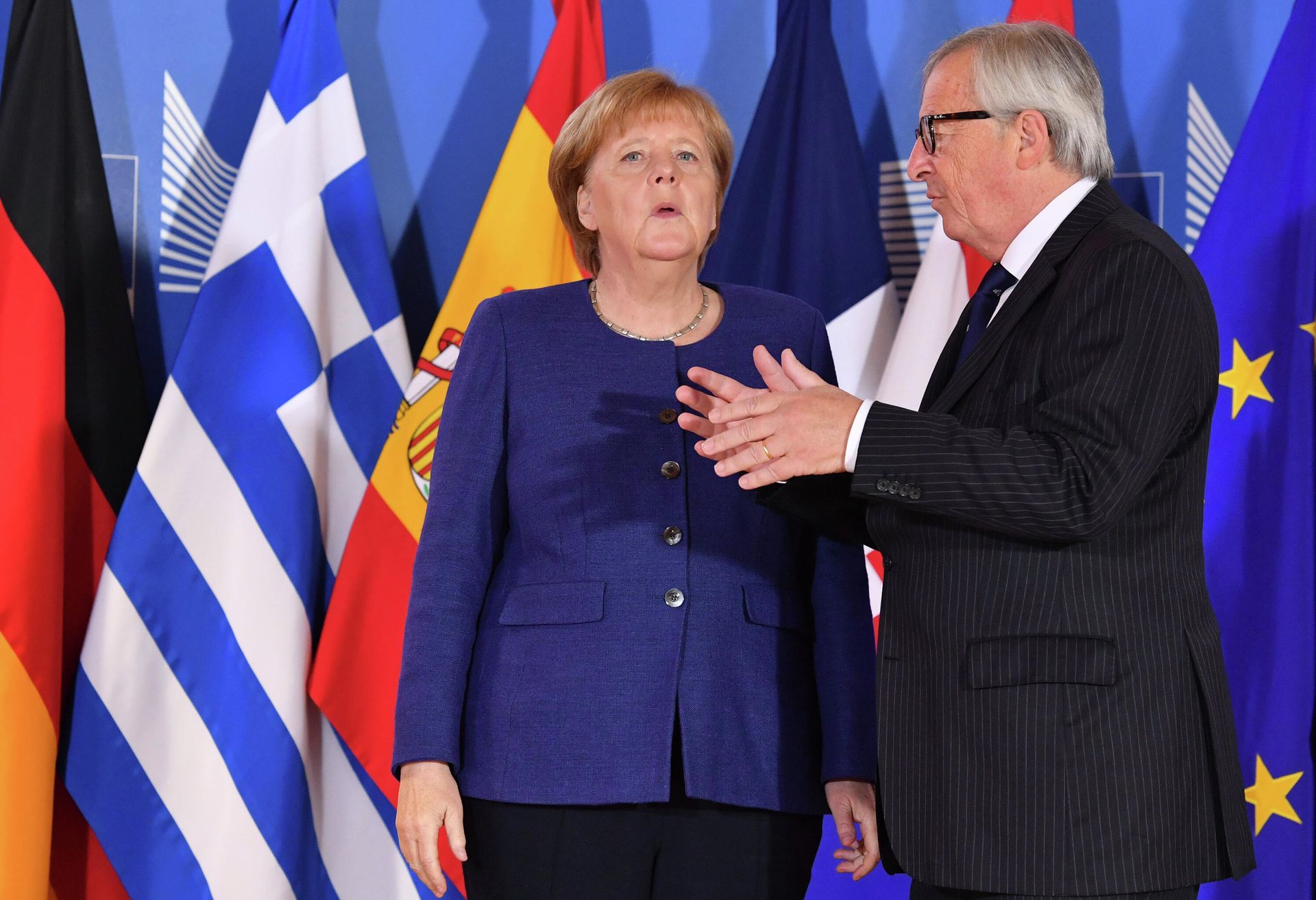 European Commission President Jean-Claude Juncker, right, speaks with German Chancellor Angela Merkel during an informal EU summit on migration at EU headquarters in Brussels, Sunday, June 24, 2018. (AP Photo/Geert Vanden Wijngaert, Pool) - Sputnik International, 1920, 22.12.2021