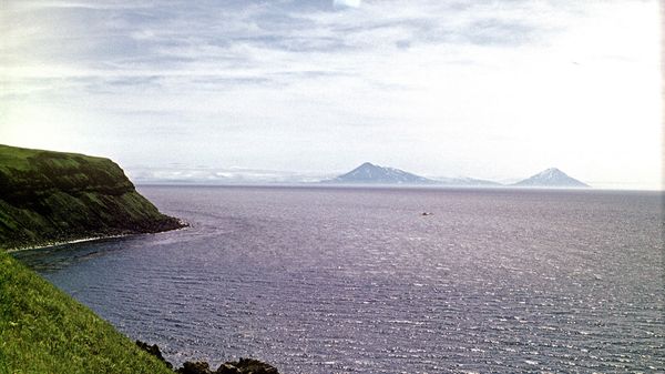 The coast of Atlasov Island - one of the islands of the Northern Group of the Great Ridge of the Kuril Islands. - Sputnik International