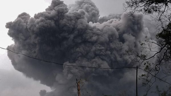 This handout photo taken and released on January 16, 2021 by the Indonesian National Board for Disaster Management (BNPB) shows Mount Semeru spewing ash during an eruption in Lumajang, East Java. - Sputnik International