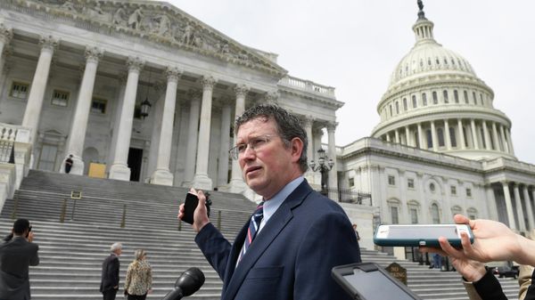 Rep. Thomas Massie, R-Ky., talks to reporters before leaving Capitol Hill in Washington, Friday, March 27, 2020. - Sputnik International