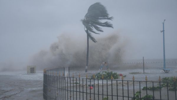 Heavy winds and sea waves hit the shore at the Digha beach on the Bay of Bengal coast as Cyclone Yaas intensifies in West Bengal state, India, Wednesday, May 26, 2021.  - Sputnik International