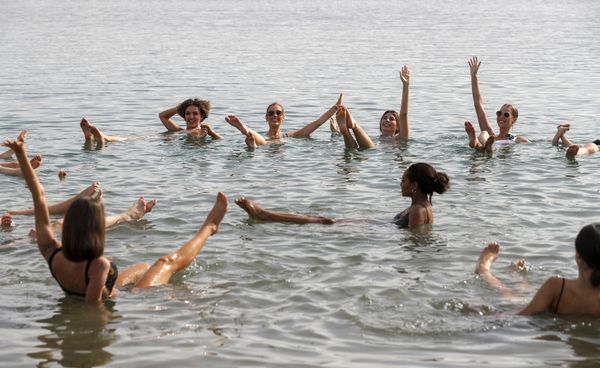 Contestants of the Miss Universe pageant are pictured during a visit to the Dead Sea, south of the West Bank city of Jericho, on 4 December 2021 ahead of the 70th Miss Universe event to be held in Israel's Red Sea resort of Eilat on 12 December. - Sputnik International