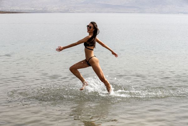 A contestant of the Miss Universe pageant poses for a picture during a visit to the Dead Sea, south of the West Bank city of Jericho, on 4 December 2021 ahead of the 70th Miss Universe event to be held in Israel's Red Sea resort of Eilat on 12 December. - Sputnik International