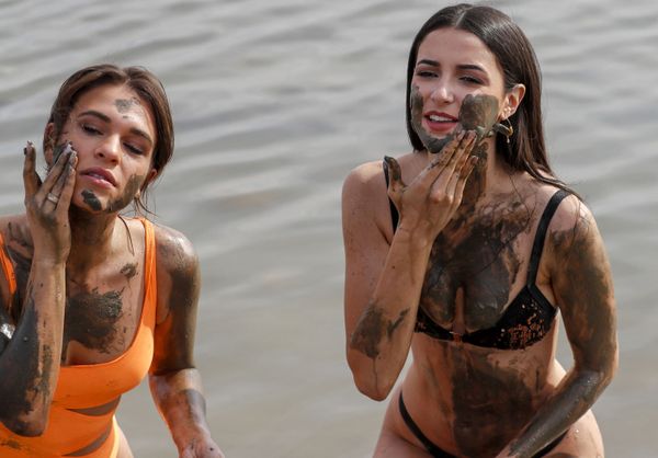 Contestants of the Miss Universe pageant are pictured during a visit to the Dead Sea, south of the West Bank city of Jericho, on 4 December 2021 ahead of the 70th Miss Universe event to be held in Israel's Red Sea resort of Eilat on 12 December. - Sputnik International