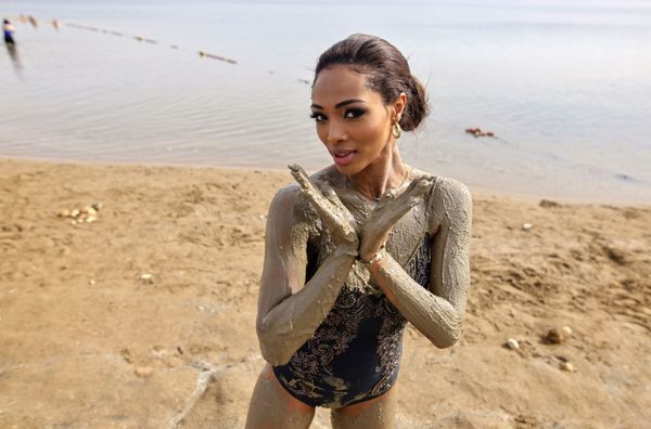A contestant of the Miss Universe pageant poses for a picture during a visit to the Dead Sea, south of the West Bank city of Jericho, on 4 December 2021 ahead of the 70th Miss Universe event to be held in Israel's Red Sea resort of Eilat on 12 December. - Sputnik International