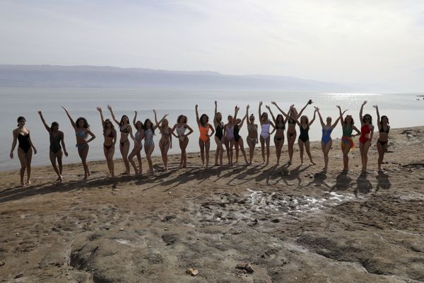 Contestants in the Miss Universe pageant pose for a group photo during their visit to the Dead Sea, Saturday, 4 December 2021, ahead of this month's competition in Eilat, Israel. - Sputnik International